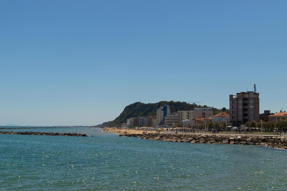 Zara D'Amare A Pesaro 10 Metri Dalla Spiaggia By Yohome Luaran gambar