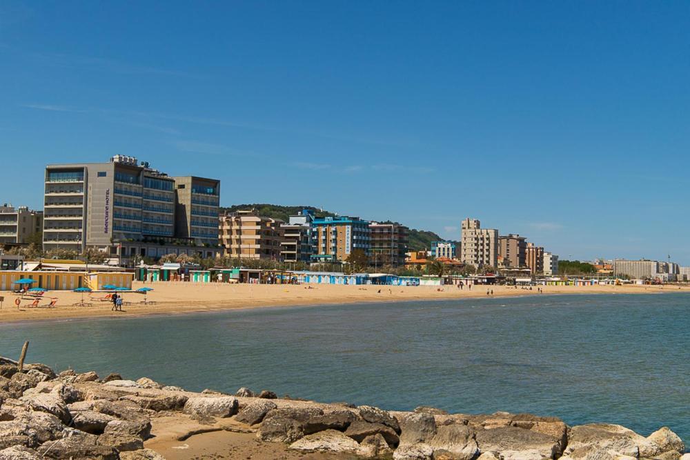 Zara D'Amare A Pesaro 10 Metri Dalla Spiaggia By Yohome Luaran gambar